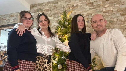 Mirian y su marido junto a sus hijas