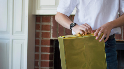 Fotografía recurso de un hombre abriendo un regalo