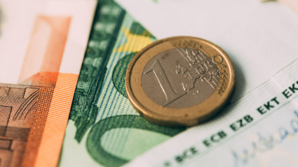 Varios billetes y monedas de euro