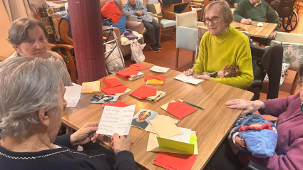 Escribiendo cartas en grupo