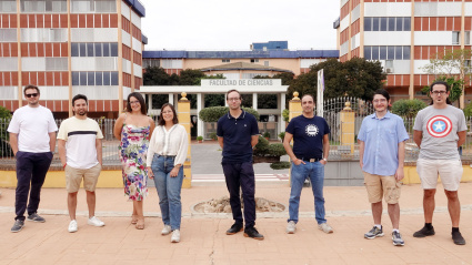 Parte del equipo científico de SIBIUMA en el jardín Botánico de la Universidad, frente a la Facultad de Ciencias