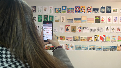 Primeros visitantes en la exposición de Postales desde el Limbo