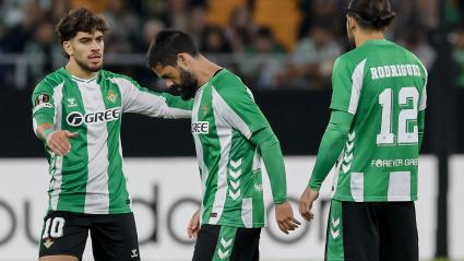 Isco se retira del terreno de juego lesionado en el partido ante el Utrecht.