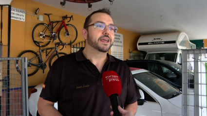 La cesta de Navidad de la venta El Paisano de Sevilla destaca por estar "libre de impuestos".encargado de la venta sevillana El Paisano, Juan Luis Cadena, ha explicado que la cesta de Navidad que todos los años sortean y que es ya la más grande de España por la cantidad de productos que incluye destaca además por estar "libre de impuestos", ya que los asume el propio establecimiento.SOCIEDAD DEPORTESEuropaPress.TV (Europa Press)