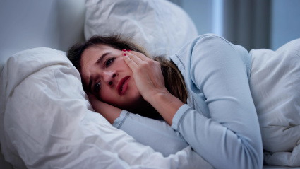 Mujer con insomnio y falta de sueño