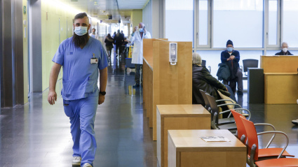 Aspecto del Hospital del Mar de Barcelona, este miércoles, el primer día de la obligatoriedad de uso de mascarilla que Cataluña ha impuesto en todos los centros de salud