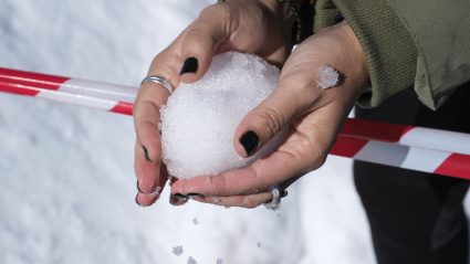 Una persona hace una bola de nieve