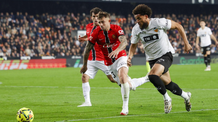 Danjuma lo intentó desde su entrada al campo