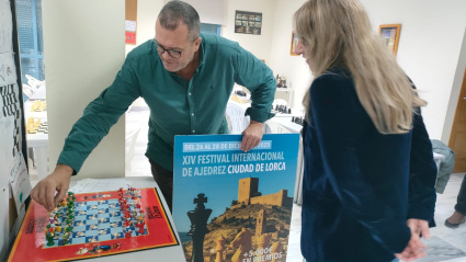Una partida de ajedrez entre Juan Miguel Bayona, concejal del PP en Lorca y Nines Mazuecos, edil del PSOE en Lorca