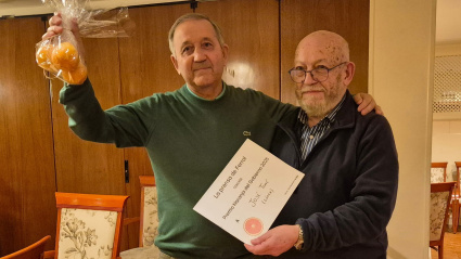 José Tomé recibe el reconocimiento del "decano" Pedro Sánz