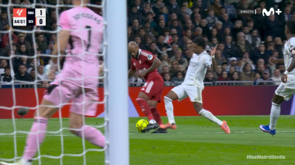 Imagen de la acción de Rodrygo con Marcao en el Real Madrid-Sevlla