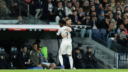 Vinicius y Xabi Alonso se abrazan durante el cambio del brasileño en el Real Madrid - Sevilla