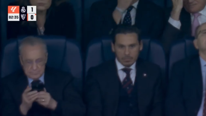 Florentino Pérez en el palco mirando el móvil durante el cambio de Vinicius.