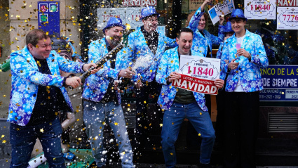 Celebración en 'El Estanco de la Suerte' de Oviedo, durante el sorteo de la Lotería de Navidad de 2024