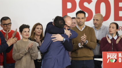 MÉRIDA, 21/12/2025.- El candidato socialista a la presidencia de la Junta de Extremadura Miguel Ángel Gallardo antes de comparecer tras conocer los resultados electorales extremeños, hoy domingo en la sede del PSOE en Mérida. El PSOE ha conseguido 18 escaños. EFE/Jero Morales