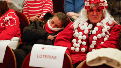 Asistentes visiblemente cansados en el patio de butacas del Teatro Real para asistir al tradicional Sorteo Extraordinario de Navidad que repartirá 2.772 millones de euros en premios
