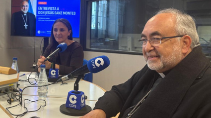 El Arzobispo de Oviedo en los estudios de COPE junto a Inmaculada Rivas