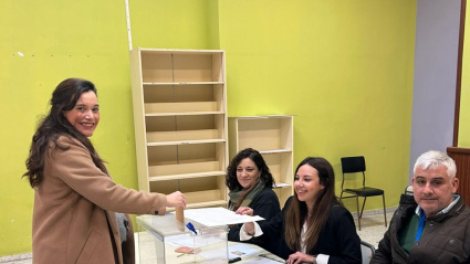 La presidenta del PP de Almendralejo, Adora Gutiérrez, ejerciendo su derecho al voto