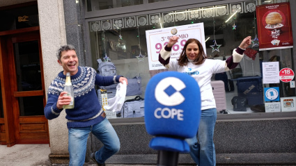 Chema, de COPE Lugo, desde la administración que ha repartido dos décimos del tercer premio
