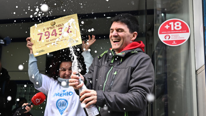 Trabajadores de la administración Nº 246 de Madrid realizan declaraciones tras vender 16 series del 79.432, que ha sido el número agraciado con el Gordo del Sorteo Extraordinario de la Lotería de Navidad