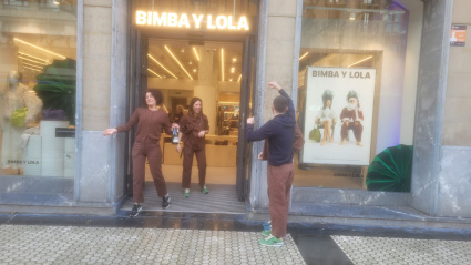 Las empleadas de Bimba y Lola celebrando el segundo premio