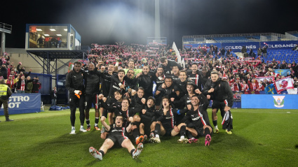 La plantilla del Sporting celebra la victoria en Leganés