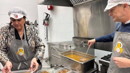 Imagen de la acción solidaria llevada a cabo en 2024El Ayuntamiento de Zaragoza ha organizado, con motivo de las fiestas navideñas, dos acciones solidarias destinadas a acompañar y apoyar a quienes más lo necesitan en unas fechas especialmente señaladas: la preparación de 200 cenas de Nochebuena para familias vulnerables y una comida de gala, en el centro de convivencia Laín Entralgo, para personas mayores que viven solas.POLITICA AYUNTAMIENTO DE ZARAGOZA