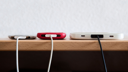 Dispositivos móviles electrónicos cargando sus baterías.