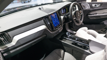 Vista del pantalla del coche de lujo del SUV Volvo XC60