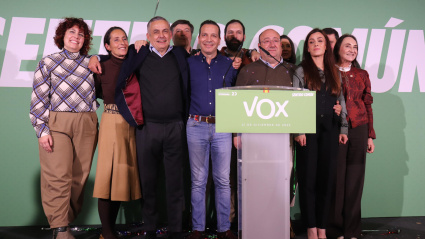 El candidato de VOX a la Junta de Extremadura, Óscar Fernández Calle (c), antes de comparecer ante la prensa para comentar los resultados electorales de los comicios en Extremadura