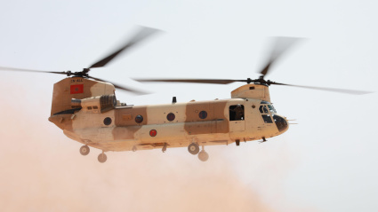 Un helicóptero CH-47 Chinook de las Fuerzas Armadas Reales de Marruecos vuela durante el African Lion 2025 (AL25) en Tan Tan, Marruecos.