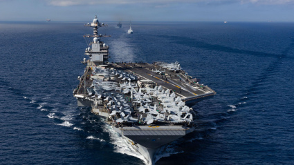 De adelante hacia atrás, el portaaviones más grande del mundo, el USS Gerald R. Ford (CVN 78), la fragata multipropósito FREMM Mohammed VI de la Marina Real Marroquí
