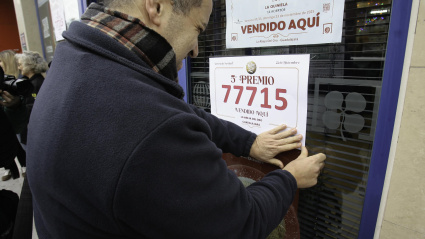 Empleadas de la administración de Loterías de Guadalajara 'La abeja' celebra la venta del número 77.715, un quinto premio de la Lotería de Navidad