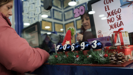 Empleados y propietarios de la administración de lotería situada en la estación de servicio La Chasnera, en el municipio tinerfeño de Granadilla de Abona