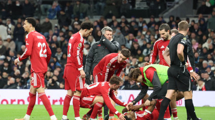 Isak se lamenta en el suelo en el Liverpool - Tottenham