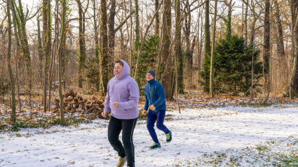 Hombre y mujer trotando juntos en el parque de invierno