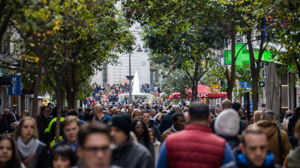Gente caminando por una calle del centro de Madrid