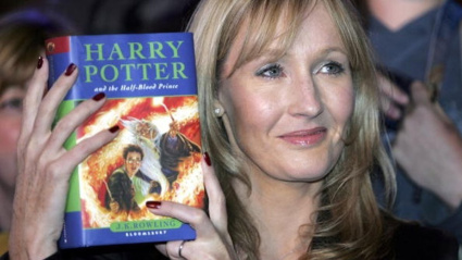 J.K. Rowling con un libro de Harry Potter