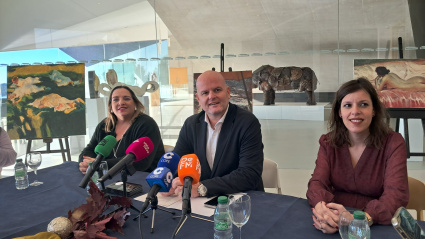 El alcalde de Teulada Moraira, Raúl Llobell, acompañado de parte de su equipo de gobierno