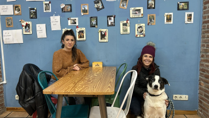 Claudia e Isabel con su perro 'Sugus'