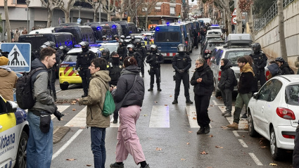 Despliegue de los Mossos d'Esquadra i la Policia en Badalona por el desalojo del Instituto