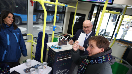 El alcalde de Madrid, José Luis Martínez-Almeida (d) presenta este martes el autobús de la Navidad de la Empresa Municipal de Transportes de Madrid (EMT Madrid)