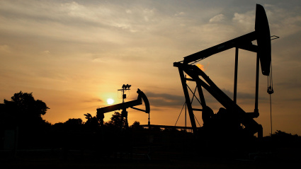 Lago de Maracaibo, Venezuela. Se observan bombas de extracción de petróleo al amanecer.©