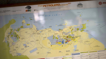 Fotografía que muestra un mapa petrolero de Venezuela este miércoles, en Caracas