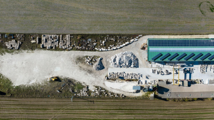Vista aérea de una cantera de piedra blanca al aire libre en la zona rural de Castilla, España, rodeada de campos agrícolas.