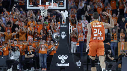 Costello celebra uno de sus tres triples anotados ante Baskonia