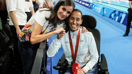 La Reina Letizia saluda a Teresa Perales tras conseguir la medalla de bronce en los Juegos Paralímpicos París 2024