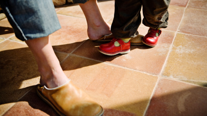 Imagen de recurso de una madre con un niño pequeño