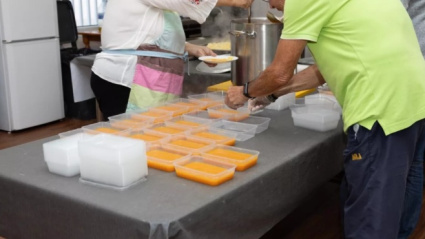 Comida caliente para llevar en el Comedor Social San Pedro