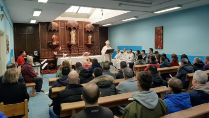 El Arzobispo de Oviedo, Monseñor Jesús Sanz Montes, oficia una misa en la cárcel de Asturias